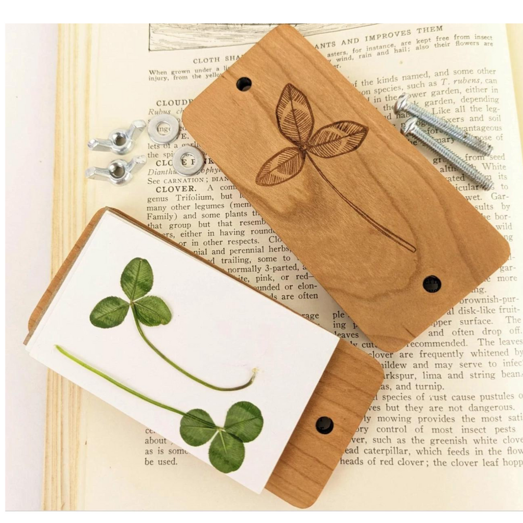 Pocket Flower Press - Oak Clover